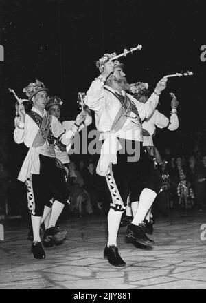 L'homme avec la barbe danse, plus vite, plus vite, plus vite, ses chaussures battant le rythme... Il est âgé de cinquante ans, Leslie Howard, qui a participé au Festival international de danse folklorique à Manchester en fin de semaine Il y a eu des centaines de danseurs de treize nations, dont des Allemands, des Italiens, des Suédois et des Polonais. Une équipe de Manx s'est envolée de l'île de Man. 26 octobre 1953. (Photo par Daily Mirror). Banque D'Images