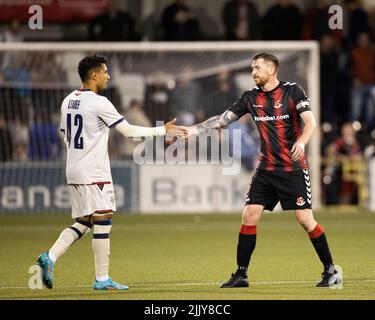 Sayfallah Ltaief (à gauche) du FC Basel et Billy Burns de Crusader se secouent à temps plein pendant la Ligue de conférence Europa de l'UEFA, deuxième qualification, deuxième match de jambe au stade Seaview, Belfast. Date de la photo: Jeudi 28 juillet 2022. Banque D'Images