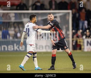 Sayfallah Ltaief (à gauche) du FC Basel et Billy Burns de Crusader se secouent à temps plein pendant la Ligue de conférence Europa de l'UEFA, deuxième qualification, deuxième match de jambe au stade Seaview, Belfast. Date de la photo: Jeudi 28 juillet 2022. Banque D'Images