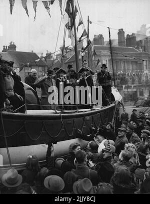 Les pêcheurs de l'occasion, leurs épouses et leurs familles donnent au maréchal un Bienvenue. copieux La liberté de Hastings a été conférée au vicomte Montgomery de Field-Marshal à ce jour, vendredi, lorsque le maire, le conseiller F.W.chambers, lui a présenté un morceau de plaats inscrits avec les noms des victoires et décorés de photos en émail des navires de combat de Cinque ports surmontés d'une figure dorée de Saint-Michel (Saint patron de Hastings) en lassant un dragon. Le maréchal a également été fait un membre du célèbre club Winkle, dans lequel il a été initié par les pêcheurs locaux. 08 mars 1940. Banque D'Images