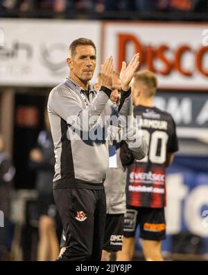 Stephen Baxter, directeur de Crusader, applaudit les fans à temps plein lors de la Ligue de conférence UEFA Europa, deuxième qualification, deuxième match de match au stade Seaview, à Belfast. Date de la photo: Jeudi 28 juillet 2022. Banque D'Images