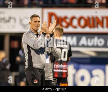 Stephen Baxter, directeur de Crusader, applaudit les fans à temps plein lors de la Ligue de conférence UEFA Europa, deuxième qualification, deuxième match de match au stade Seaview, à Belfast. Date de la photo: Jeudi 28 juillet 2022. Banque D'Images