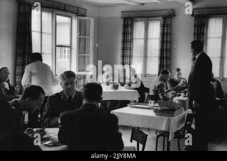 Field Marshal Montgomery -- le Field Marshal n'a pas la priorité quand il s'agit de repas. Il dines juste comme tout autre officier junior ou autrement dans le mess des officiers à H.Q. Il invite invariablement l'un de ses employés à déjeuner avec lui et la conversation porte principalement sur le travail. Ici, il est vu se faire déjeuner dans le mess des officiers à H.Q. avec le maréchal de l'air Sir Walter Dawson. 10 janvier 1955. Banque D'Images