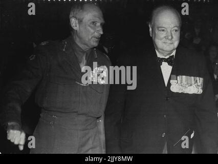 ned chefs de guerre, souriant ensemble, le vicomte Field-Marshall Montgomery d'Alamein (à gauche) et M. Winston Churchill, lors de la réUnion de huit anciens combattants de l'Armée de terre et de la Force aérienne du désert à l'Empress Hall, Earl's court, Londres, ce soir. Le vicomte de Field-Marshall Montgomery d'Alamein, commandant de la huitième armée britannique dans son offensive réussie à El Alamein en octobre 1942, a présidé, Et M. Winston Churchill, le premier ministre de l'époque de la guerre, a été invité d'honneur, ce soir (vendredi), lors de la réUnion de huit anciens combattants de l'Armée de terre et de la Force aérienne du désert à l'Empress Hall, Earl's court, à Londres. 21 octobre 1949. Banque D'Images