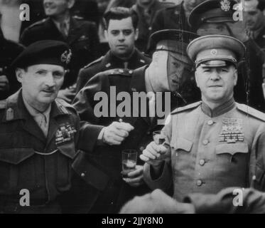 Le maréchal britannique Sir Bernard L. Montgomery, le général Dwight D. Eisenhower et le maréchal russe Georgi K. Zhukov (de gauche à droite) ont prononcé un toast à la victoire européenne des Nations Unies à Francfort-sur-le-main, au 10 juin, lorsque Zhukov a présenté l'ordre de victoire russe à Montgomery et Eisenhower. 16 juin 1945. (Photo par British Official photo). Banque D'Images