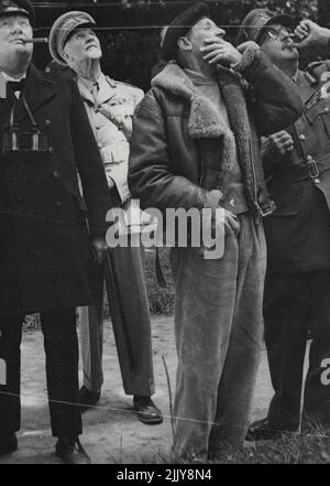 ees un combat de chiens dans lequel un raidor ennemi a été détruit. De gauche à droite - M. Churchill, le général Smuts, le général Montgomery et Sir Alan Brooko. Le Premier Ministre s'est rendu en France dans un destroyer et a passé plusieurs heures à terre le 12,6.44. Il a visité H.Q. et a visité une partie de la tête de pont dans une jeep. Les troupes lui ont donné un accueil chaleureux. Plus tard, il a visité diverses parties du front d'eau dans un bateau à moteur. Il était accompagné du maréchal Alan Brooke, chef de l'état-major général impérial, et du général Smuts, et non du général Montgomery. 14 juin 1944. (Photo de Planet News Ltd.). Banque D'Images