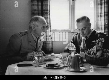 Field Marshal Montgomery -- le Field Marshal n'a pas la priorité quand il s'agit de repas. Il dines juste comme tout autre officier junior ou autrement dans le mess des officiers à H.Q. Il invite invariablement l'un de ses employés à déjeuner avec lui et la conversation porte principalement sur le travail. Ici, il est vu se faire déjeuner dans le mess des officiers à H.Q. avec le maréchal de l'air Sir Walter Dawson. 10 janvier 1955. Banque D'Images