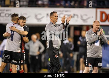 Stephen Baxter, directeur de Crusader (au centre), applaudit les fans à plein temps lors de l'UEFA Europa Conference League, deuxième qualification, deuxième match de match au stade Seaview, Belfast. Date de la photo: Jeudi 28 juillet 2022. Banque D'Images