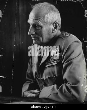 Maréchal Montgomery -- maréchal Montgomery dans son austère comme bureau au suprême H.Q. à la forme H.Q. Les murs sont en chêne sombre entièrement non ornement sauf pour une seule carte de l'Europe. Son bureau est l'essence de la tidyness et pas un seul papier est hors de place ou d'ailleurs pas on peut être vu. Lord Montgomery « toute la chose s'est brouillée ». 08 janvier 1954. (Photo de Jack Esten). Banque D'Images