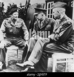 Chefs alliés aux pays-Bas -- le général Dwight D. Eisenhower, commandant suprême des alliés en Europe occidentale, s'entretient avec le maréchal Sir Bernard L. Montgomery (à gauche), commandant du Groupe militaire de 21st, et le lieutenant général Omar Bradley (à droite), commandant du Groupe militaire de 12th, aux pays-Bas. Ils se sont rencontrés quand Montgomery a présenté des décorations britanniques aux officiers américains et Eisenhower a attribué des décorations américaines aux officiers britanniques. 16 mars 1945. (Photo par AP Wirephoto). Banque D'Images