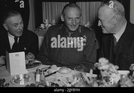 Montgomery participe au dîner d'État - Lord Montgomery termine sa visite à Sydney en assistant à un dîner d'État donné par le Govt. À l'hôtel Australia. Lord Montgomery est au centre avec le premier ministre, M. McGirr à droite et le ministre de l'Armée, M. Chambers à gauche. 14 juillet 1947. (Photo de Frederick John Halmarick/Fairfax Media). Banque D'Images