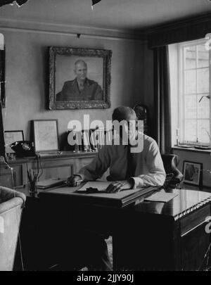 Field Marshal Viscount Montgomery -- le Field Marshal à son bureau dans la salle de dessin de sa maison transformée de Mill à Isington, Hampshire. Ici, il répond à ses lettres personnelles qu'il insiste pour qu'elles soient faites de sa propre écriture manuscrite. 10 janvier 1955. (Photo de Jack Esten). Banque D'Images