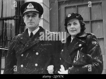 Cession au maréchal de terrain le très honorable Viscount Wavell. Lord Louis Mountbatten est âgé de 46 ans. Il est devenu chef des 0zi.rations combinées pendant la guerre, et en 1943 il est nommé commandant suprême des forces alliées, Sud-est, Asie, et a reçu le rang d'amiral par intérim. Ses fonctions l'emmenèrent fréquemment à New Delhi pour des conférences avec le Viceroy et le personnel du Service. Après avoir quitté son commandement, l'amiral Mountbatten revient à son rang de contre-amiral et, en décembre, il est nommé commandant du contre-amiral du premier Escadron de Cruiser, pour prendre effet en avril 1947. 22 février 1947. (Photo par Planet News) Banque D'Images