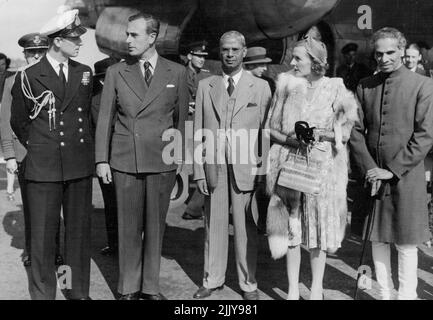Le duc d'Édimbourg accueille les Mountbattens - Groupe à l'aéroport après l'atterrissage de l'avion aujourd'hui. De gauche à droite, ils sont HRH, duc d'Édimbourg, Lord Mountbatten, représentant de l'Inde, Lady Mountbatten, et M. Krishna Menon, haut-commissaire de l'Inde à Londres. De retour à Londres, en 1948, de l'Inde, les Mountbattens ont été accueillis par le duc d'Édimbourg et deux officiels indiens. Lord Louis Mountbatten a été accueilli par son neveu, le duc d'Édimbourg, quand, avec Lady Mountbatten, il est arrivé à l'aéroport de Northolt cet après-midi. 23 juin 1948. (Photo de Fox). Banque D'Images