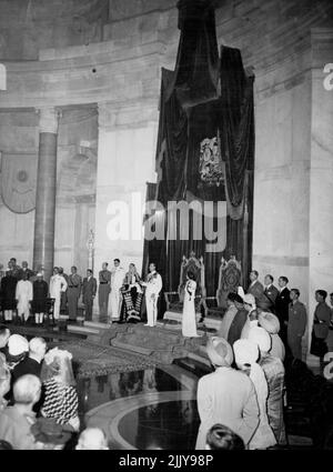 Mountbatten assermenté Viceroy de l'Inde - Lord Mountbatten (avec la main droite levée) est assermenté comme Viceroy de l'Inde par Sir Patrick Stens, juge en chef de l'Inde, à la salle Durbar de la Maison du Viceroy, New Delhi, Inde, 24 mars. Lady Mountbatten se dresse à côté de Lord Mountbatten, en arrière-plan gauche et en premier plan droit sont membres du gouvernement intérimaire indien et en premier plan gauche sont des invités distingués. Lord Mountbatten succède à Lord Wavell en tant que Viceroy de l'Inde. 30 mars 1947. (Photo par photo de presse associée). Banque D'Images