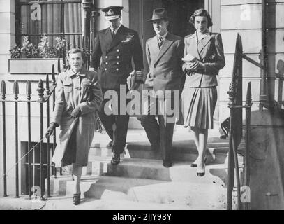 y Mountbatten accompagnait leur fille aînée de 22 ans, Mlle Patricia Mountbatten, et sa fiancée, le capitaine Lord Brabourne, âgé de 21 ans, des Coldstream Guards, lorsqu'ils quittèrent Londres pour Romsey, dans le Hampshire, où ils se marieront samedi à l'abbaye de Romsey. Romsey est près de la maison Mountbatten à Broadlands. La princesse Elizabeth et la princesse Margaret, filles du roi George et de la reine Elizabeth, et la princesse Alexandra, fille de la duchesse de Kent, seront des demoiselles d'honneur. Le roi et la reine et la duchesse de Kent seront parmi les principaux invités. 24 octobre 1946. (Photo par Planet News) Banque D'Images