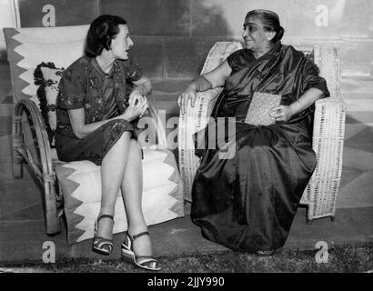 Lady Mountbatten rencontre Mme Sarojini Naidu - Lady Mountbatten (à gauche) épouse de la nouvelle Viceroy de l'Inde discute avec Mme Sarojini Naidu dans le jardin de la ***** lodge, New Delhi. 17 avril, Mme Naidu, membre de haut rang du congrès, son commandement est bien connu pour sa poésie et son oratoire. On croit qu'ils ont discuté des problèmes de protection sociale. Lady Louis Mountbatten, épouse de la Viceroy de l'Inde, discute avec Mme Sarojini Naidu, qui est membre de haut rang du Parti du Congrès, et est bien connue pour sa poésie et son art oratoire. 23 avril 1947. (Photo par photo de presse associée). Banque D'Images