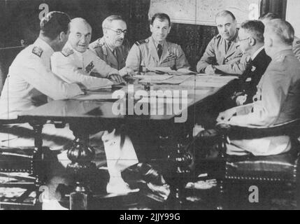 Conoccupe au Québec - de gauche à droite : Lord Louis Mountbatten Chef de l'opération combinée), amiral de la flotte Air Dudley Pound (Chef d'état-major de la marine) général Sir Alen Brooke (C.I.G.S.) Maréchal en chef de l'air Sir Charles Mortal (chef d'état-major de l'aviation) Lieut. Le général Sir H. Ismay Chef d'état-major au ministre de la Défense) le maréchal de l'air. S. Breadner (chef d'état-major canadien de la Force aérienne) et Lieut. ***** R. Stuart (chef d'état-major de l'Armée canadienne) à l'hôtel Frontenac. Conférence des chefs d'état-major britanniques et canadiens pendant les rencontres anglo-canadiennes au Québec. 25 août 1943. (Photo par British Official Photograph). Banque D'Images