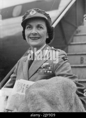 L'untess Mountbatten, surintendant en chef de la Brigade d'Ambulance Saint-Jean, a quitté l'aéroport de Londres à bord d'un avion B.C.A.C. à destination d'Accra aujourd'hui (jeudi). Elle est sur la première étape d'une tournée de cinq semaines en Afrique de l'est et de l'Ouest pour voir d'abord le travail en cours ***** Par la Brigade, et de discuter des propositions d'expansion. Elle entreprendra également ce voyage en sa qualité de présidente du comité de bien-être des hôpitaux de St. John et de la Croix-Rouge britannique. Elle a été vue par son mari, Earl Mountbatten, de Birmanie, et sa fille Pamela. 25 janvier 1951. (Photo de Reuterphoto). Banque D'Images