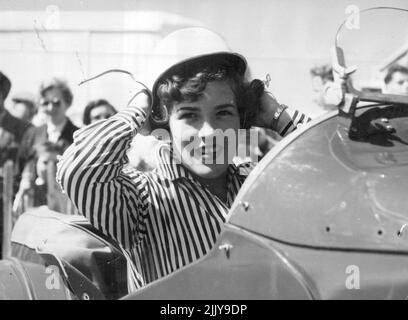 Le nom est Moss -- la fille aux yeux brillants dans le casque d'accident est Pat Moss, 20 ans, sœur du pilote de course d'ace Stirling Moss, vu se préparer pour la course pour les dames à Goodwood. Mais elle n'était pas placée. Un casque d'accident est Pat Moss constant mode dans l'ont Pat, 20, ***** De stirling Moss, pilote de course ace. Ici, elle se prépare pour un ***** Course à Goodwood. 01 juin 1955. (Photo par Daily Mirror). Banque D'Images