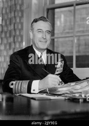 Bowler Hattated -- Earl Mountbatten, Commandant suprême allié, Asie du Sud-est 1943-46, Viceroy de l'Inde 1947, Gouverneur général de l'Inde 1947-48, et commandant en chef des forces alliées, Méditerranée, depuis mars 1953, photographie à l'amirauté aujourd'hui où il a pris ses fonctions comme Premier Seigneur des mers. 22 avril 1955. (Photo de Paul Popper, Paul Popper Ltd.). Banque D'Images