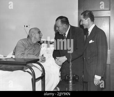 Trygve lie visites Dr. Mossadegh -- le Secrétaire général des Nations Unies Trygve lie (au centre) rend visite au Dr Mohammed Mossadegh, Premier ministre de l'Iran, à l'hôpital de New York. A droite, M. Nasrollah Entezam, Ambassadeur d'Iran, Président de la cinquième session de l'Assemblée générale. M. Mossadegh est actuellement à New York pour assister aux réunions du Conseil de sécurité sur le différend pétrolier iranien. 12 octobre 1951. (Photo par UNations). Banque D'Images