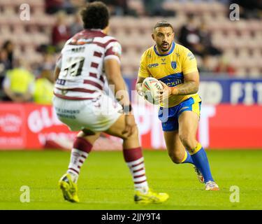 Wigan, Royaume-Uni. 28th juillet 2022. Elliot Minchella #17 de Hull KR court à Patrick Mago #10 de Wigan Warriors à Wigan, Royaume-Uni le 7/28/2022. (Photo de Steve Flynn/News Images/Sipa USA) crédit: SIPA USA/Alay Live News Banque D'Images