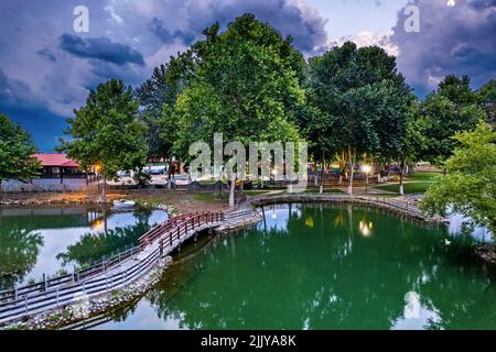 Calme entre deux tempêtes estivales à Vryssi Tyrnavou, un petit lac pittoresque proche de la ville de Tyrnavos, Larissa, Thessalie, Grèce. Banque D'Images