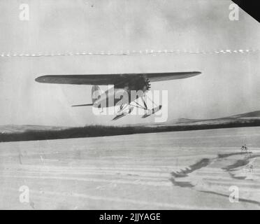 Le capitaine Wilkins vole à travers le pôle Nord -- le Lockheed-Vega monoplan au départ de Fairbanks Alaska, avec le capitaine George H. Wilkins et le lieutenant Eleson dans le cockpit, sur leur première jambe de vol à travers le pôle Nord. On savait qu'ils ont volé depuis le point barrow et qu'ils ont atterri à l'île Baldmansokira, dans la zone arctique. Est resté sur l'île cinq jours et a de nouveau sauté à l'atterrissage à Salford, au Danemark. 24 juin 1928. (Photo de M-G-M News). Banque D'Images