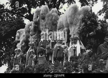 Dans la procession à Hyde Park aujourd'hui. Poursuivant la semaine du festival international de danse folklorique et des guides de neuf nations, des représentants de la Belgique, de la Tchécoslovaquie, du Danemark, de la France, GT. La Grande-Bretagne, les pays-Bas, la Norvège, la Suisse et les États-Unis ont organisé aujourd'hui (lundi) des spectacles en plein air ou des spectacles de chant et de danse dans le cockpit de Hyde Park, à Londres. Les équipes, vêtues de leur costume national, après avoir procédé à la précession de Hyde Park Corner accompagnée de charrettes décorées, ont donné des expositions de danse devant Lady Baden Powell, Guide du chef mondial, qui a ensuite fait un discours. 14 juillet 1947. Banque D'Images