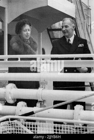 La princesse royale commence le voyage de Tanker aux Antilles -- la princesse royale discutant avec le capitaine V.A.R. Jury. OBE., skipper du 'Regent Springbok' lorsqu'elle embarque dans le bateau 'Wallsend au jour le jour (samedi) pour son voyage dans les Antilles, avec le premier appel à Trinidad. Au cours de sa tournée, la princesse Royale inspectera les branches locales de la Croix-Rouge Society, dont elle est Commandante en chef. 24 janvier 1953. (Photo de Reuterphoto). Banque D'Images