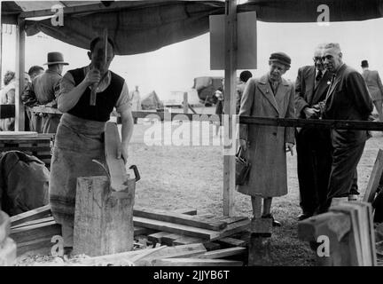 La princesse royale au Royal Show -- S.A.R. la princesse royale, qui a été un visiteur au Royal Show à Windsor Great Park, a vu avec intérêt une démonstration dans les sections forestières pendant sa tournée de l'exposition, aujourd'hui. Le Royal Agricultural Show, un événement annuel organisé par la Royal Agricultural Society of England, Qui est l'une des plus grandes expositions du genre au monde, a ouvert aujourd'hui au Grand Parc de Windsor, où elle se tient cette année à l'invitation de H.M. la Reine, président du salon. 08 juillet 1954. (Photo de Fox photos). Banque D'Images