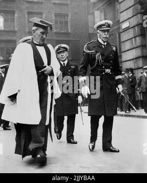 Le duc de Connuaght assiste au service du lundi de Trinity. -- le duc de Connaught dans la procession à l'église Saint-Olave. Ce matin, le duc de Connaught a assisté au service du lundi de la Trinité à l'église Saint-Olive, rue Hart, Mark-Lane. Il a ensuite assisté au déjeuner annuel avec les frères aîné à Trinity House. 28 mai 1934. (Photo de Keystone). Banque D'Images