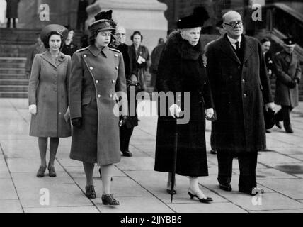 Jour de l'armistice - 1945 - la reine Mary avec la princesse Elizabeth et la princesse Margaret Rose arrivent pour la cérémonie. 25 mars 1953. (Photo par London News Agency). Banque D'Images