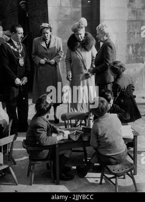 « Regarder vers le haut » le temps dans le centre de jeu -- jouer aux jeux est un passe-temps tout absorbant - s'attendre à l'arrivée d'un visiteur royal: Puis il est temps de regarder vers le haut - à cette occasion à la reine Marie, qui, en tant que grande-mère, a montré beaucoup d'intérêt pour le centre de jeu quand elle a visité l'établissement de la maison de Bishop Creighton à Fulham. Londres. 24 mars 1949. (Photo de Reuterphoto). Banque D'Images