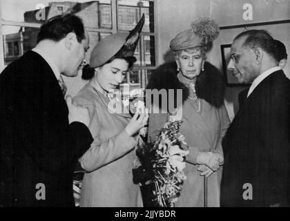 La princesse Elizabeth et la reine Mary visite des Cutters de diamant -- la princesse Elizabeth est vue examinant son diamant rose de 54 carats qui lui a été donné comme cadeau de mariage par le Dr H.T. Williamson, un canadien qui possède des mines de diamants dans sa mère, la reine Mary, est dans une usine de découpe de diamants à clerkenwell Green London, aujourd'hui 10 mars, où la pierre est coupée. 08 avril 1948. (Photo par photo de presse associée). Banque D'Images