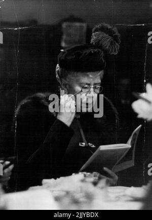 H.M. Queen Mary -- la reine Mary lors d'une visite au mouvement des jeunes Hyelm dans le nord de Londres. Elle étudie une brochure décrivant les activités de l'organisation. À 79 ans, la reine Marie est toujours aussi alerte, toujours aussi droite qu'elle l'était à l'époque du feu roi George V. son austère pourtant gentiment les caractéristiques ne sont pas maintenant vues si fréquemment aux occasions où des membres de la famille royale assistent à des moments, cependant, elle fait une apparition publique. 01 février 1946. (Photo par Pictorial Press). Banque D'Images