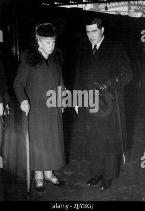 La reine Mary est revenue à Londres de Sandringham hier. Elle est arrivée à la gare de Liverpool Street en train et est immédiatement à gauche pour Marlborough House en voiture. Depuis que la reine Mary est allée il y a un mois, Marlborough House a été redécorée à l'intérieur et nettoyée à l'extérieur. Elle y sera bientôt rejointe par la princesse royale. 15 janvier 1952. (Photo par Daily Mail Contract Picture). Banque D'Images