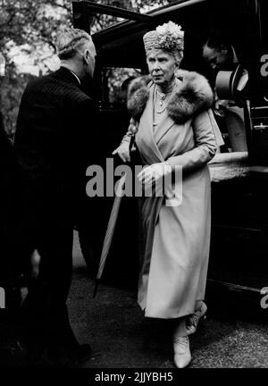 Anniversaire royal -- la reine Marie, âgée de 84 ans, 26 mai, arrive à Hyde Park, Londres, cérémonie au cours de laquelle sa petite-fille, la princesse Elizabeth, a présenté la couleur du roi aux Forces de Raf dans le représentant du roi, qui est mal. 02 juin 1951. (Photo de l'Associated Press Ltd.). Banque D'Images