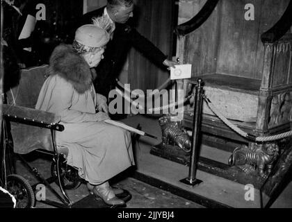 Red inspecte les répliques de la pierre du couronnement et la chaise d'une chaise roulante à la British Industries Fair de Londres, à earl's court, aujourd'hui 1 mai. Plus tôt dans sa visite des expositions la reine Mary marcha. Trois de ses petits-enfants, le jeune duc de Kent, son frère, le prince Michael, et sa sœur, la princesse Alexandra, marchaient à côté de Kent et du duc et duchesse de Gloucester. Le roi et la reine ont également visité l'exposition. Soulignant certaines caractéristiques des reproductions I. C. B. Horley, directeur général de Tibbenham's Furniture Company. 16 mai 1951. (Photo par photo de presse associée). Banque D'Images