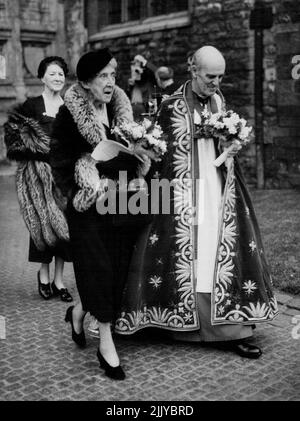 La princesse Marie Louise au Maundy Money Service -- la princesse Marie Louise, députisant pour la reine mère, accompagnée du doyen de Westminster, le Dr Alan C. Don, au service Royal Maundy à Westminster Abbey, Londres, jusqu'à aujourd'hui (Maundy jeudi). La princesse a distribué les pièces de monnaie Maundy - à chaque récipiendaire un cent pour chaque année de la vie de la reine. La cérémonie remonte aux jours où le monarque s'est lavé les pieds des pauvres, symbolisant la pose des pieds des Apôtres par le Christ. 15 avril 1954. (Photo de Reuterphoto). Banque D'Images