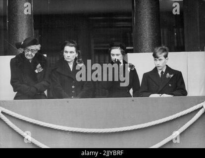Dimanche du souvenir à Londres -- des membres de la famille royale regardent depuis un balcon à Whithall la cérémonie au Cenotaph commémorant les morts de deux guerres mondiales, aujourd'hui 7 novembre. De gauche à droite : S.A.R. la princesse Marie Louise, petite fille de la reine Victoria : la duchesse de Gloucester, la princesse Margaret et le prince William, fils du duc et de la duchesse de Gloucester. 11 novembre 1954. (Photo par photo de presse associée). Banque D'Images