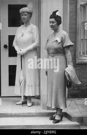 La reine Mary au collège Newnham, Cambridge -- la reine Mary avec Mlle Elisabeth Scott, l'une des architectes. 07 septembre 1938. Banque D'Images