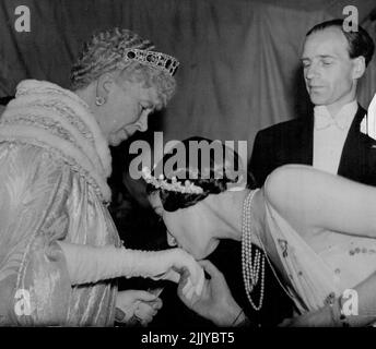 La reine Mary et le duc et la duchesse de Kent assistent à une représentation de gala au Colisée -- la Grande duchesse Xenia de Russie embrassant la main de la reine Mary à son arrivée au théâtre. La reine Mary et le duc et la duchesse de Kent ont assisté ce soir à la représentation de gala des Ballets de Monte Carlo, au théâtre Coliseum en aide au camp d'été pour enfants de la grande duchesse Xenia de Russie. 31 mai 1937. (Photo de Keystone). Banque D'Images