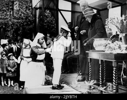 La princesse Helena Victoria assiste à Garden Party -- la princesse Helena Victoria reçoit des bourses pendant la fête. La princesse Helena Victoria a reçu des bourses au Garden Party dans le domaine de l'hôpital de South London tenu en aide à l'hôpital. 01 janvier 1931. Banque D'Images