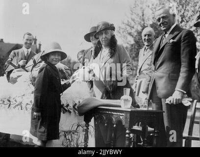 Célébrations de la fête de l'Empire de l'Ophanage des filles du Dr Barnado -- la princesse Helen Victoria présente un des guides de filles avec un morceau de l'un des oeufs de chocolat quand a été brisé conformément à l'ancienne coutume. La maison du village du Dr Barnado à Barkingside était en forme lorsque la princesse Helena Victoria présidait le service de l'Empire Day sur le Village Green. Un grand nombre d'invités de dominons étrangers étaient également présents. 01 janvier 1932. Banque D'Images