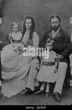 Une photographie prise dans les années soixante, montrant le roi Edward, alors prince de Galles, la reine Alexandra, le roi George sur son genou, et le duc de Clarence, le premier fiancé de notre reine Marie, debout à côté de son père. 11 février 1935. Banque D'Images