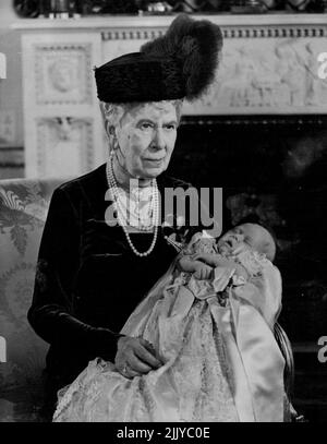 coing. La reine Mary tient fièrement le petit prince Charles après le baptême au palais de Buckingham aujourd'hui. Princes Charles, comme le fils de la princesse Elizabeth sera connu de la nation. A été baptisé Charles Philip Arthur George lors d'une cérémonie à Buckingham Palace, Londres cet après-midi (mercredi), lorsque le Dr Fisher, archevêque de Canterbury a officié. Les parrains du Prince Charles étaient : le Roi, la Reine Mary, la Princesse Margaret, le Roi Maakon de Norvège, le Prince George de Grèce, le ***** Marchionne de Mllford Haven, Lady Brabourne et l'honorable David Bowes-Lyon. 15 décembre 1948. (Photo de Reuterphoto). Banque D'Images