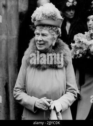 La Reine Mary rend visite à la fin des mondes -- la Reine Mary d'anniversaire en photo lors de sa visite quotidienne de la veille d'anniversaire de 81st à Chelsea (mardi). H.M. la reine Mary, a rendu visite au St. John's Mission Hall, Worlds End, Chelsea, à la veille de son anniversaire de 81st, à ce jour, (mardi), pour voir une exposition de produits Chelsea, y compris la chine dans les meubles Prints, et d'autres antiquités au cours des 300 dernières années. Huit expositions de chine sont de ses appartements personnels à Marlborough House. 25 mai 1948. Banque D'Images