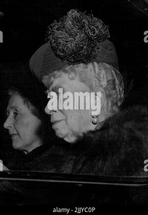 Queen Mary Retour de Sandringham -- la reine Mary arrive en voiture à ***** Maison, sa résidence à Londres, ***** Retour de Sandringham aujourd'hui. Avec elle dans la voiture est un ***** en attente. La reine Mary a été ***** La période de Noël à Sandringham la résidence royale à ***** Autres membres du Royal ***** . Photographie de la Reine Marie, feu, prise quelques jours avant sa récente maladie. 05 mars 1953. (Photo par photo de presse associée). Banque D'Images
